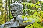 памятник на могиле А.Яшина.
Бобришный Угор